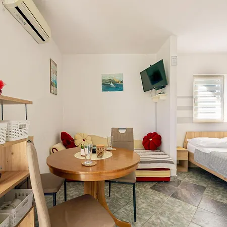 Apartment Naki - Terrace & Free Parking Slatine