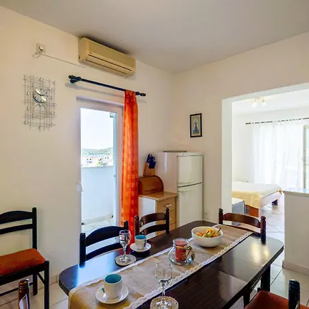 Naki - Terrace & Free Parking Apartment