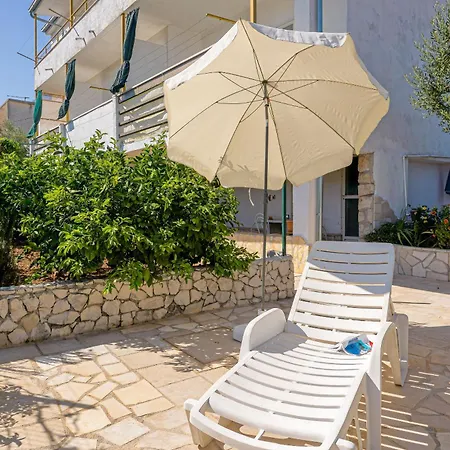 Naki - Terrace & Free Parking Apartment Slatine