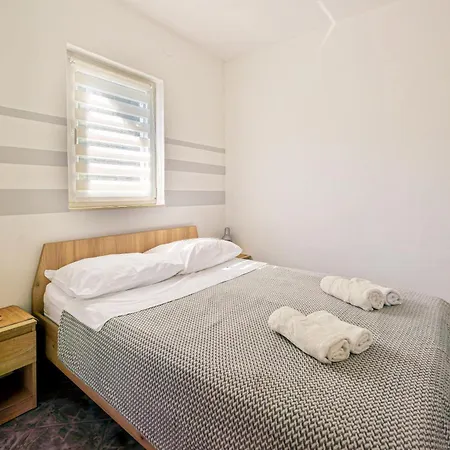 Naki - Terrace & Free Parking Slatine
