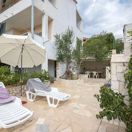 Apartment Naki - Terrace & Free Parking Slatine