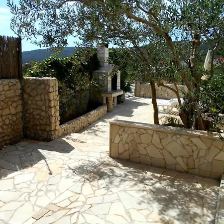 Naki - Terrace & Free Parking Apartment Slatine