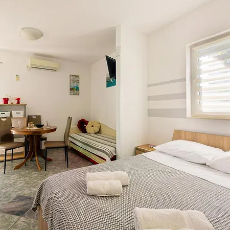 Naki - Terrace & Free Parking Apartment