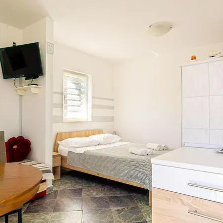 Naki - Terrace & Free Parking Apartment