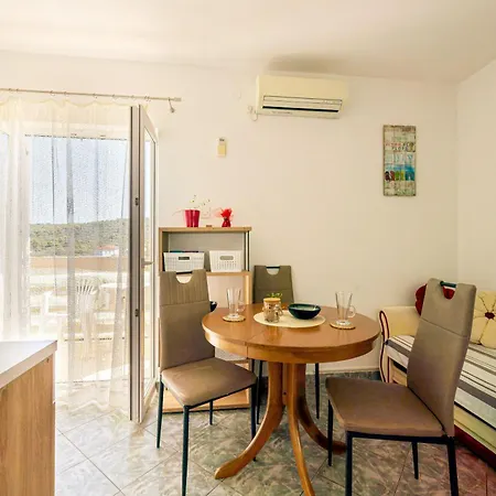 Naki - Terrace & Free Parking Apartment Slatine