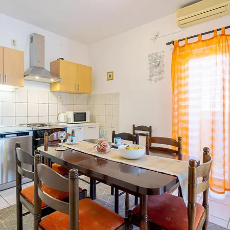 Apartment Naki - Terrace & Free Parking Slatine